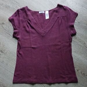 liz & co. Short Sleeve V-Neck Top in Rich Plum